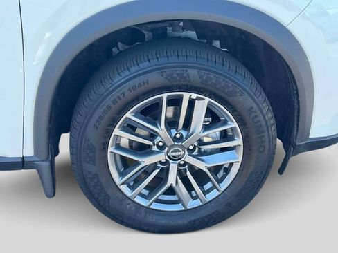 Used 2025 Nissan Rogue S AWD/4WD image 11