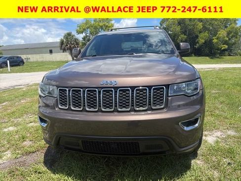 Used 2019 Jeep Grand Cherokee Laredo w/ 18" Wheel & 8.4" Radio Group AWD/4WD image 2