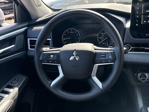 Used 2025 Mitsubishi Outlander SE FWD image 17