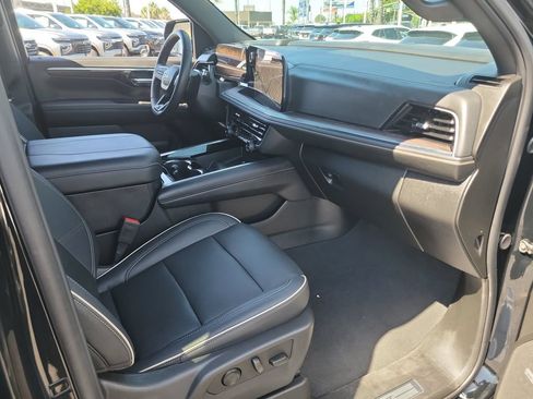 Used 2025 Chevrolet Tahoe Premier RWD image 17