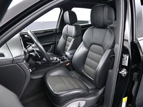 Certified 2023 Porsche Macan Turbo AWD/4WD image 5