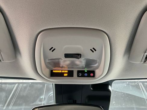 Used 2025 Chevrolet Trax LT FWD image 16