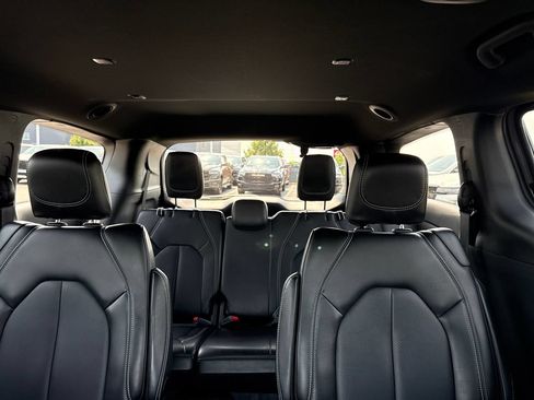Used 2025 Chrysler Pacifica Select FWD image 27