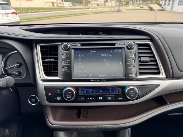 Used 2017 Toyota Highlander XLE AWD/4WD image 19