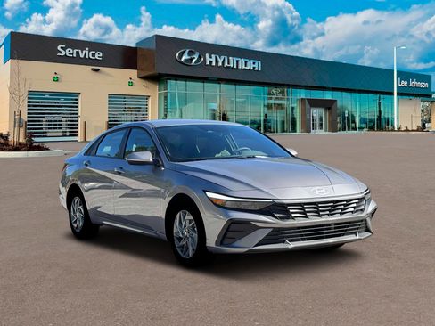New 2026 Hyundai Elantra Hybrid FWD image 11