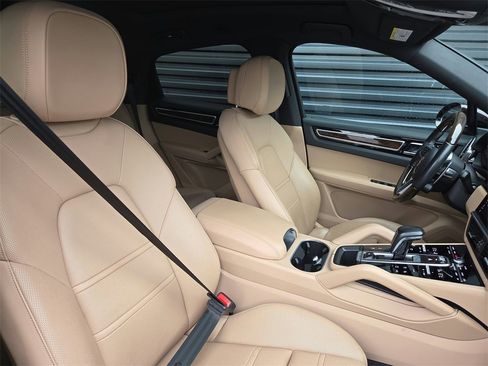 Used 2021 Porsche Cayenne Coupe image 19