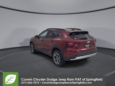 Used 2025 Chevrolet Trax LT w/ LT Convenience Package FWD image 10
