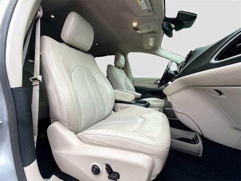 Used 2021 Chrysler Pacifica Touring-L image 31