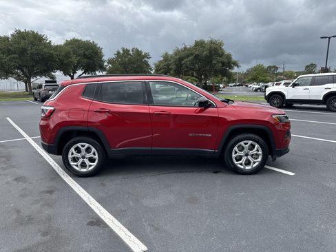 Used 2025 Jeep Compass Latitude AWD/4WD image 4