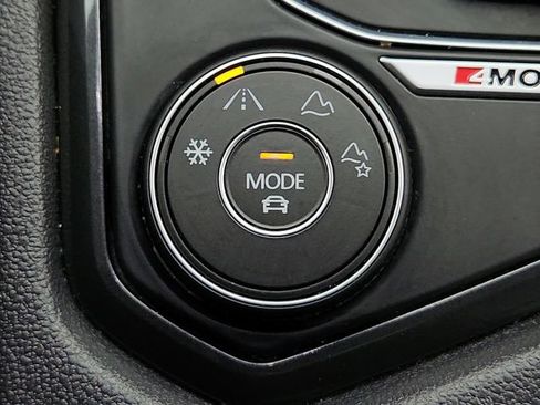 Used 2018 Volkswagen Tiguan SEL AWD/4WD image 18