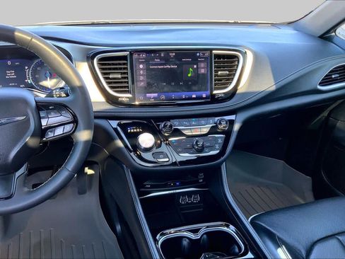 Used 2022 Chrysler Pacifica Limited w/ Uconnect Theater Family Group AWD/4WD image 7