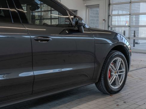 Used 2018 Porsche Macan Turbo w/ Premium Package Plus image 30