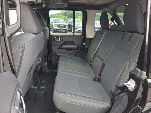Used 2025 Jeep Wrangler Unlimited Sahara AWD/4WD image 20