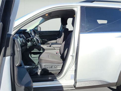 Used 2025 Nissan Pathfinder SV image 9