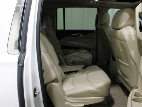 Used 2017 Cadillac Escalade ESV Luxury AWD/4WD image 25