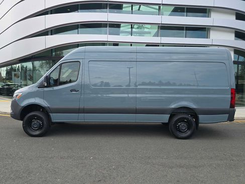 Used 2024 Mercedes-Benz Sprinter 2500 image 2