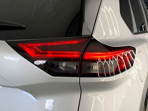 Used 2024 Nissan Rogue SV image 13