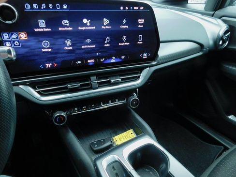 Used 2025 Chevrolet Equinox EV LT image 27