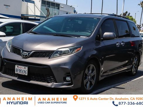 Used 2018 Toyota Sienna SE w/ Carpet Mat Package FWD image 1