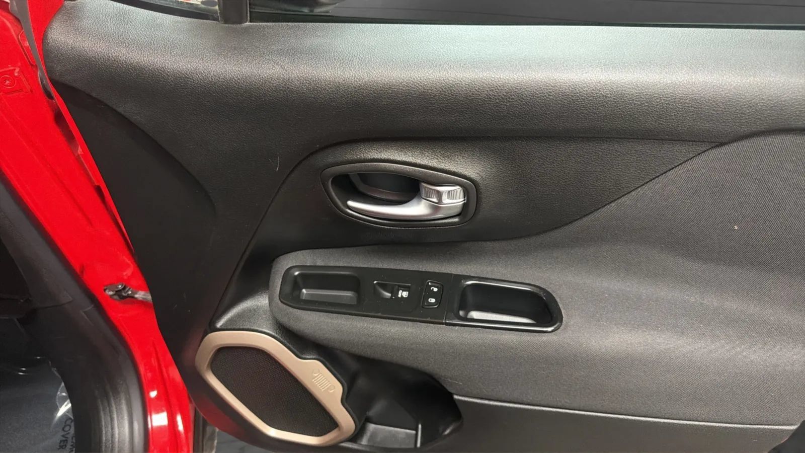 Used 2015 Jeep Renegade Latitude w/ Popular Equipment Group FWD image 18