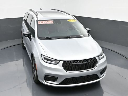 Used 2023 Chrysler Pacifica Limited w/ S Appearance Package image 45