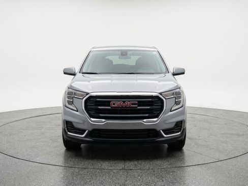 Used 2024 GMC Terrain SLE FWD image 2