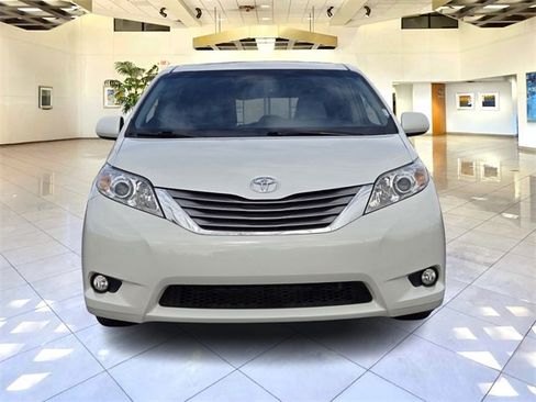 Used 2015 Toyota Sienna XLE Premium image 2