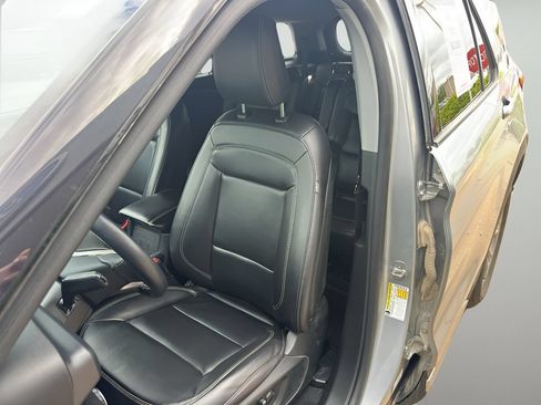 Used 2023 Ford Explorer XLT w/ Equipment Group 202A AWD/4WD image 9