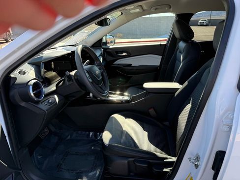 Certified 2025 Chevrolet Trax LT image 12