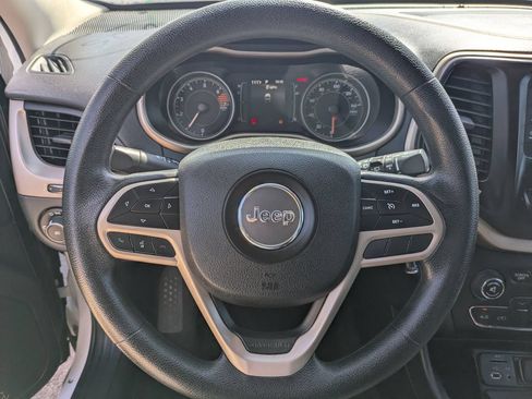 Used 2018 Jeep Cherokee Latitude w/ Safety Group FWD image 10