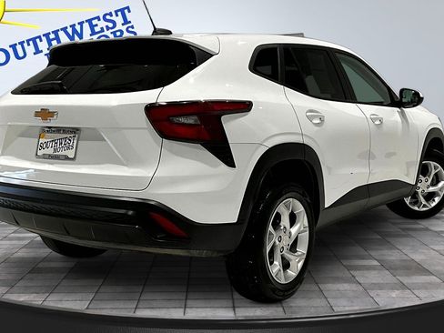Used 2024 Chevrolet Trax LS w/ LS Convenience Package FWD image 6