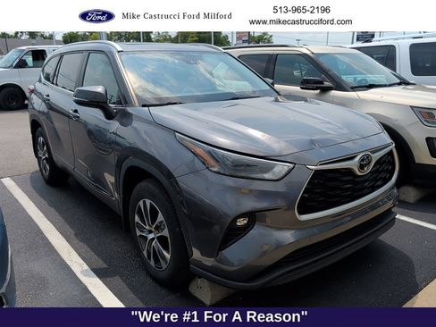 Used 2023 Toyota Highlander XLE AWD/4WD image 3