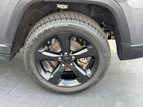 Used 2023 Jeep Grand Cherokee Altitude AWD/4WD image 7