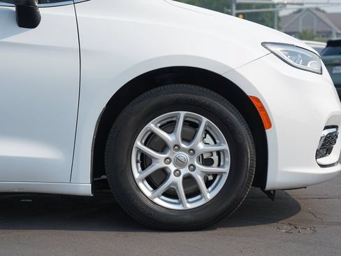 Used 2023 Chrysler Pacifica Touring-L FWD image 11