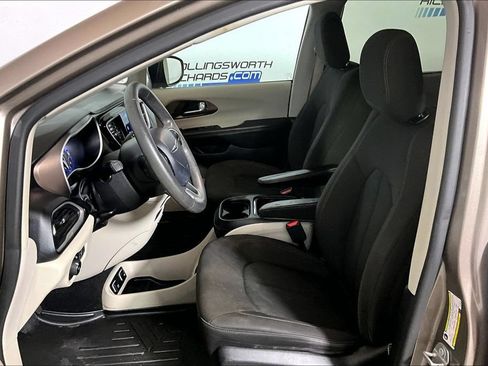 Used 2017 Chrysler Pacifica Touring Plus w/ Tire & Wheel Group FWD image 20