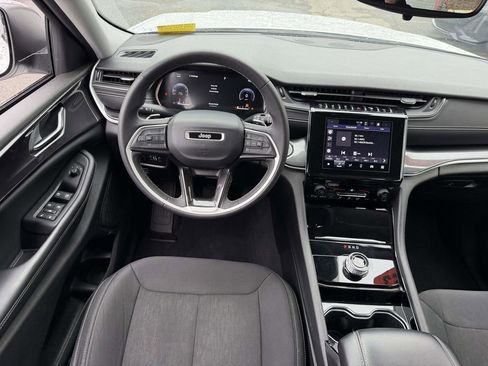 Used 2023 Jeep Grand Cherokee Laredo AWD/4WD image 19
