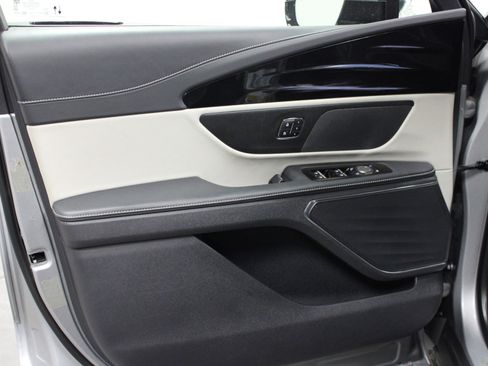 Used 2024 Lincoln Nautilus Reserve image 11