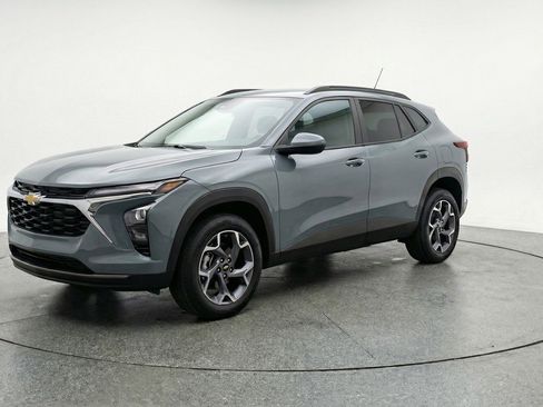 Used 2025 Chevrolet Trax LT FWD image 3