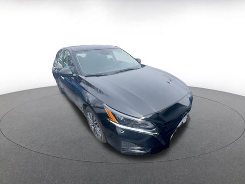 Used 2025 Nissan Altima 2.5 SV image 3