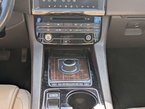 Used 2017 Jaguar F-PACE Prestige AWD/4WD image 20