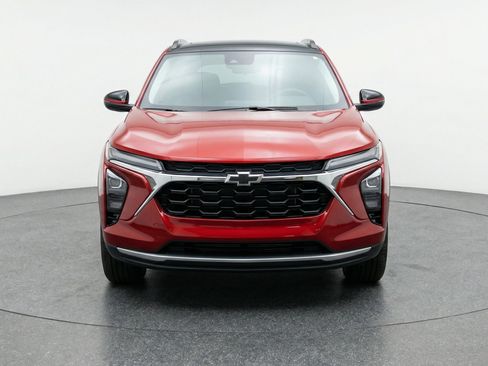 Used 2025 Chevrolet Trax LT w/ LT Convenience Package image 2