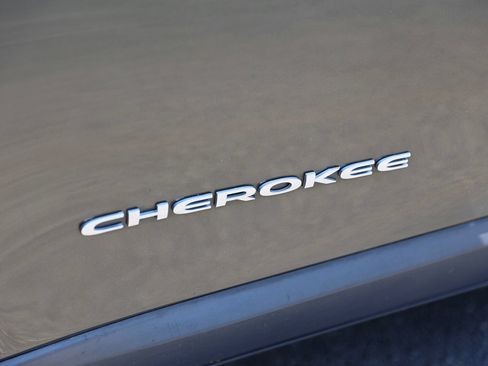 Used 2015 Jeep Cherokee Latitude w/ Cold Weather Group AWD/4WD image 10