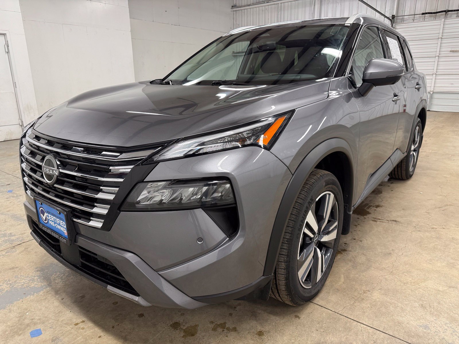 Used 2025 Nissan Rogue SL AWD/4WD image 3