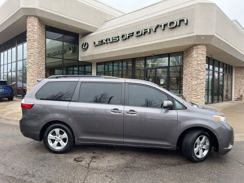 Used 2015 Toyota Sienna LE image 3
