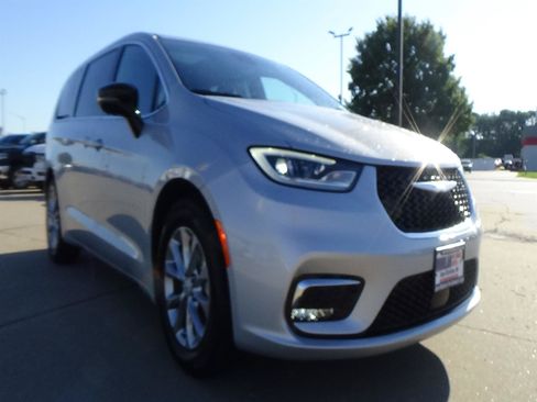 Used 2026 Chrysler Pacifica Limited FWD image 4