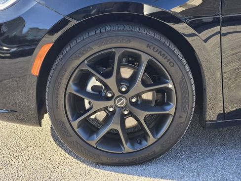 Used 2025 Chrysler Pacifica Limited image 11