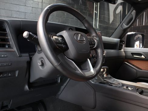 Used 2025 Lexus GX 550 w/ Accessory Package (2T) AWD/4WD image 32