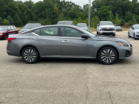 Used 2024 Nissan Altima 2.5 SV FWD image 38