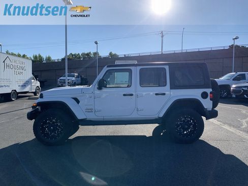 Used 2018 Jeep Wrangler Unlimited Sahara w/ Cold Weather Group AWD/4WD image 4