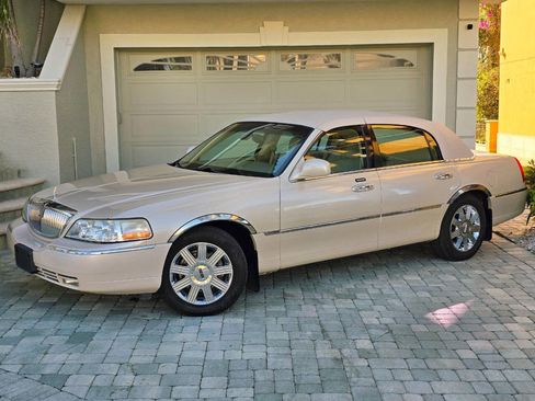 Used 2003 Lincoln Town Car Cartier image 4